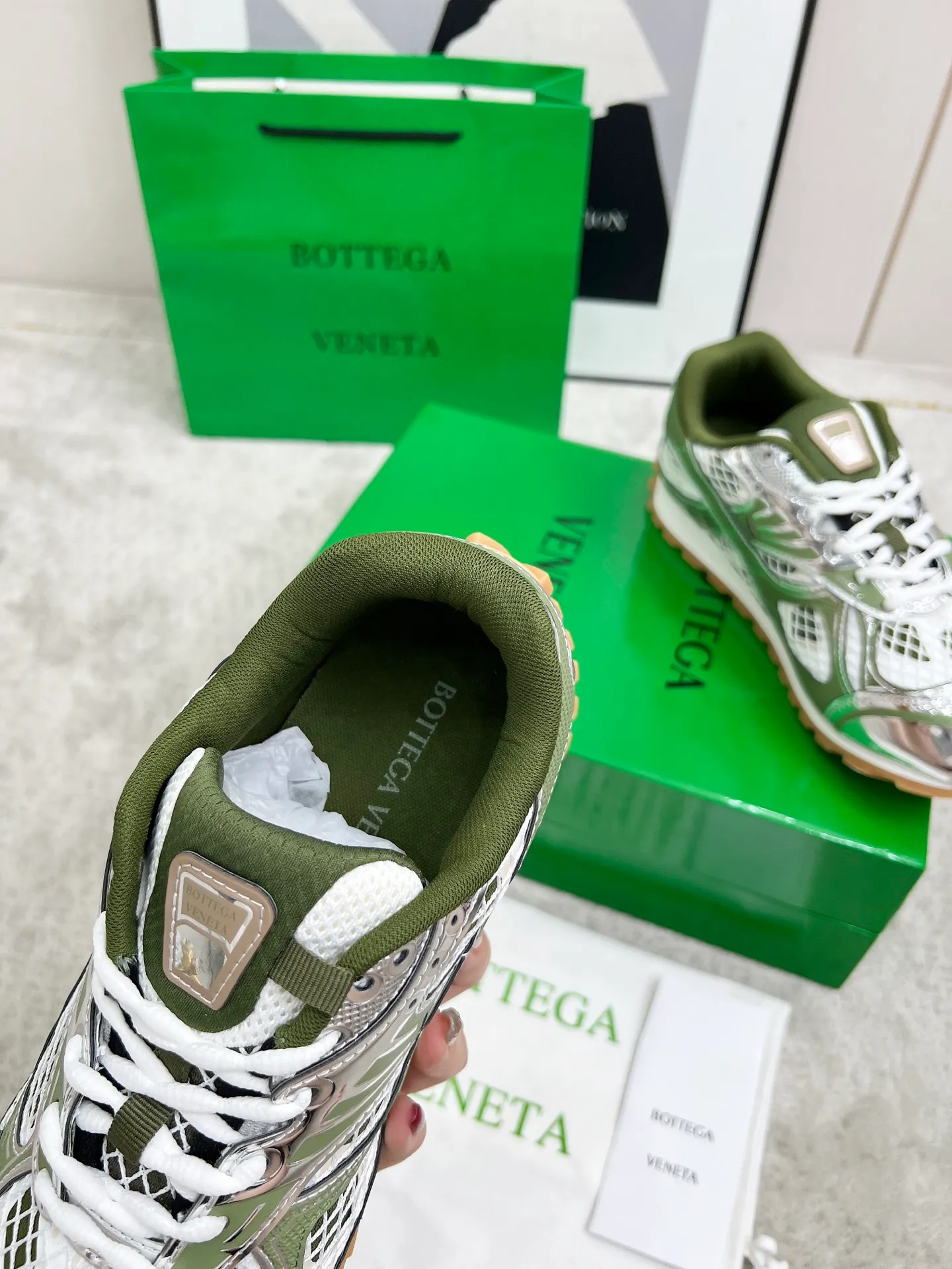 P540. Top version (couples model) Bottega Veneta Bottega Veneta 23ss autumn and winter show BV Orbit sneakers Wang Yibo's same style couples casual shoes dad shoes! Runner sneakers! Original purchase and development!  Made of original lightweight technical mesh fabric, the same as the original version! The process is complicated!  Paired with a rubber outsole designed with a geometric pattern, the high version of the Wang Zha series is actually much taller, but the legs still look slim. Very nice. Durable and playable, standard and version-matching shoe package technology, look for high-end versions. The original outsole is exclusively molded, and the color-blocked TPU outsole is used. The material and weight are the same as the original!  Size: #Female 35-41 (40 and 41 customized sizes are non-refundable) Male 39-45 (45 size customized are non-returnable and exchangeable)